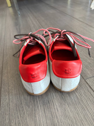 RED LACE SNEAKER