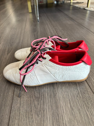 RED LACE SNEAKER